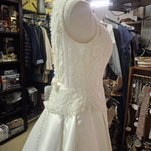 St. Patrick "Alysa" Wedding Gown (Unaltered) - Picture 11 of 13